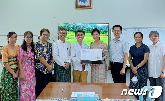 전주비전대가 지난 18일 미얀마 양곤에서 그레이스 신학대학과 업무협약을 체결했다.(전주비전대 제공)