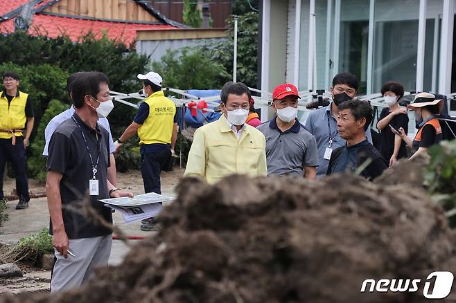 주문진 호우피해 현장 찾은 김홍규 강릉시장.(강릉시 제공) 2022.8.19/뉴스1