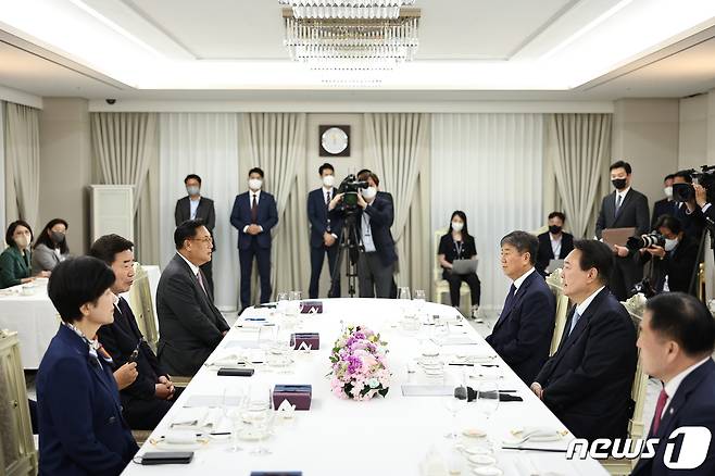 윤석열 대통령이 19일 용산 대통령실 청사에서 열린 신임 국회의장단 초청 만찬에서 참석자들과 대화하고 있다. (대통령실 제공) 2022.8.19/뉴스1 ⓒ News1 오대일 기자