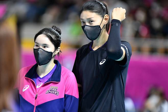 김연경(오른쪽)은 출전하지 않았다. 사진제공=KOVO