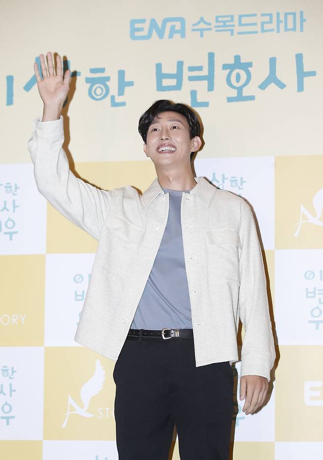 배우 강기영이 18일 오후 서울 용산구 용산CGV에서 진행된 ENA채널 수목드라마 ‘이상한 변호사 우영우’ 마지막회 시청자 단체관람 이벤트 전 환호하는 팬에게 인사를 하고 있다. '이상한 변호사 우영우'는 천재적인 두뇌와 자폐스펙트럼이 동시에 있는 신입 변호사 우영우(박은빈 분)의 대형 로펌 생존기를 그린 작품이다. 2022.8.18/뉴스1