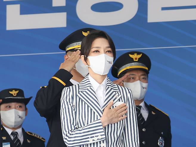 윤석열 대통령의 부인 김건희 여사가 19일 충북 충주시 중앙경찰학교에서 열린 310기 졸업식에서 국기에 대한 경례를 하고 있다. /연합뉴스
