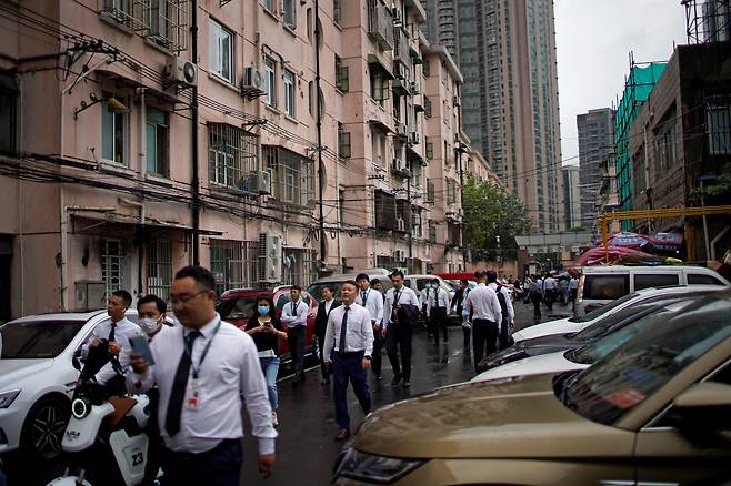 중국 상하이의 주거지역에서 부동산 중개인들이 무리를 지어 걸어가고 있다. /로이터 연합뉴스