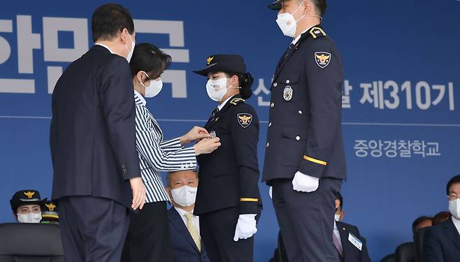 <YONHAP PHOTO-3293> 경찰관 흉장 수여하는 김건희 여사     (충주=연합뉴스) 안정원 기자 = 김건희 여사가 19일 충북 충주시 중앙경찰학교에서 열린 310기 졸업식에서 윤석열 대통령에 이어 여성 경찰에게 경찰관을 상징하는 흉장을  수여하고 있다. 2022.8.19     jeong@yna.co.kr/2022-08-19 13:37:10/ <저작권자 ⓒ 1980-2022 ㈜연합뉴스. 무단 전재 재배포 금지.>