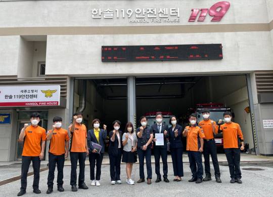 김현옥(새롬동)·김효숙(나성동)·박란희(다정동)·안신일(한솔동) 세종시의원은 19일 한솔119안전센터를 찾아 시설을 둘러보고 소방 활동 현안에 대해 보고를 받는 시간을 가졌다. 사진=세종시의회 제공