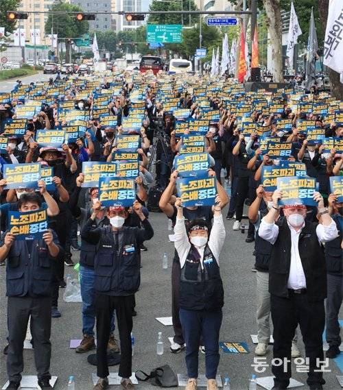 18일 오후 화물연대본부 등 민노총 공공운수노조 조합원 1000여 명이 서울 강남구 하이트진로 본사 앞 도로에서 시위를 벌이고 
있다. 이날 집회에서 민노총은 하이트진로가 화물연대 측에 제기한 손해배상 소송을 철회하고 계약이 해지된 화물차주들을 복직시키라고 
요구했다. 김재명 기자 base@donga.com