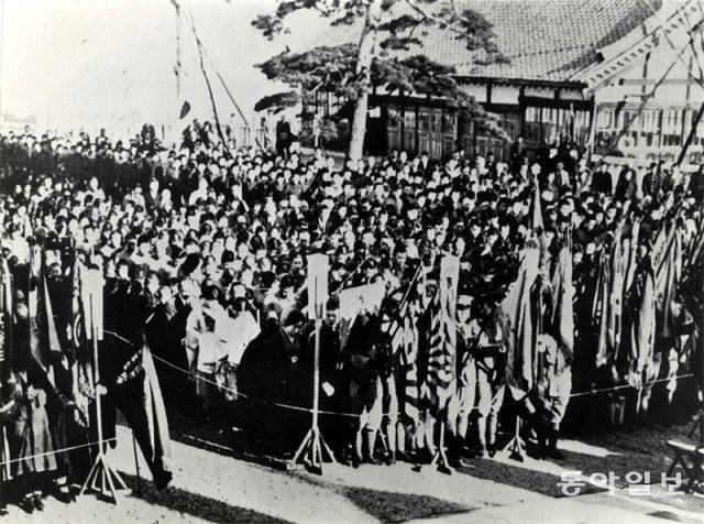 국제연맹은 일본의 만주 철수를 촉구했으나 일본은 1933년 3월 국제연맹을 탈퇴하며 반발했다. 국제연맹 탈퇴를 계기로 대륙 침략을 지지하는 관제 행사가 일본 내에서 전국적으로 이어졌다. 동아일보DB