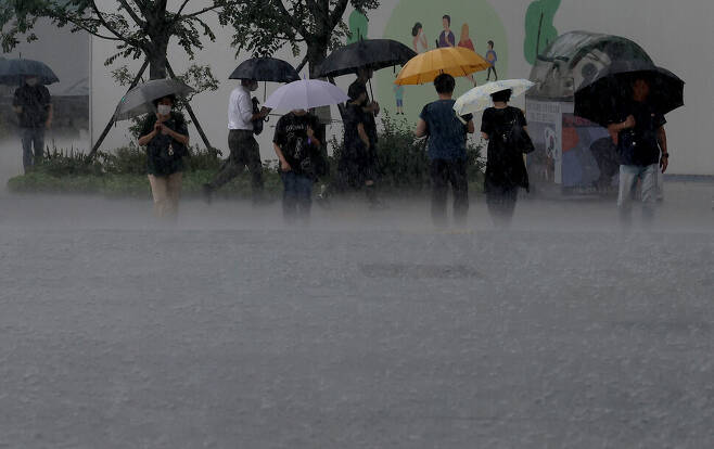 서울 지역에 오후부터 비가 내린 19일 서울 세종대로 광화문광장에서 우산을 쓴 시민들이 횡단보도를 건너고 있다. 연합뉴스