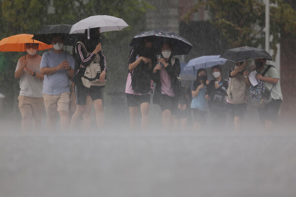 19일 오후 서울 종로구 광화문광장에서 많은 비가 내라고 있다. 연합뉴스