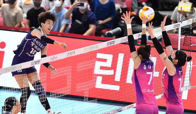 한국도로공사 김세인이 19일 전남 순천 팔마체육관에서 열린 2022 순천·도드람컵 프로배구대회 준결승 흥국생명과 경기에서 공격하고 있다. 한국배구연맹 제공