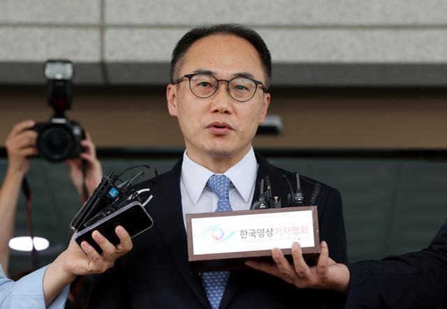 윤석열 정부의 초대 검찰총장 후보로 지명된 이원석 대검 차장검사가 18일 오후 서울 서초구 대검찰청에서 소감을 밝히고 있다. 그는 "앞으로 국민 목소리를 더욱 겸손하게 경청하고 검찰 구성원의 힘을 합쳐 기본권 보호에 모든 힘을 다 쏟겠다"고 말했다. 연합뉴스