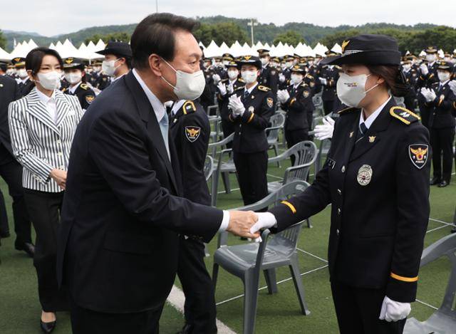 윤석열 대통령과 부인 김건희 여사가 19일 충북 충주 중앙경찰학교 대운동장에서 열린 중앙경찰학교 310기 졸업식에서 신임경찰들을 격려하고 있다. 뉴시스