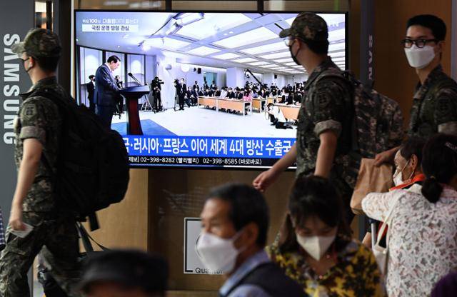 17일 서울 중구 서울역 대합실에서 시민들이 윤석열 대통령 취임 100일 기자회견 방송을 지켜보고 있다. 왕태석 선임기자