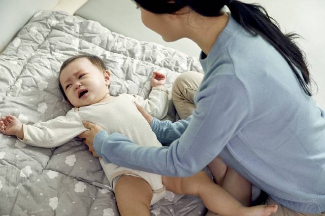 아이에게 열성경련이 나타났을 때는 질식을 막기 위해 고개를 옆으로 돌려줘야 한다./사진=클립아트코리아