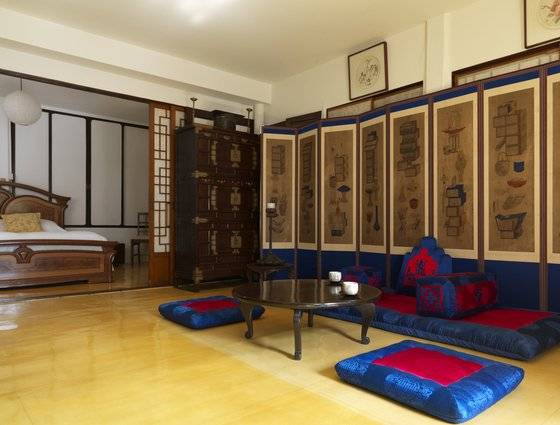 서구적 형태의 응접실 옆에는 한국의 전통적인 느낌을 물씬 자아내는 안방이 있다. 병풍과 황동 장식으로 꾸며진 함들, 비단으로 만들어진 방석들이 가득한 안방은 응접실과는 대조적인 전통미로 빛난다. 침대 뒤 미닫이문은 수납 공간 및 거대한 다락방으로 연결된 계단으로 이어진다. [사진 이종근]