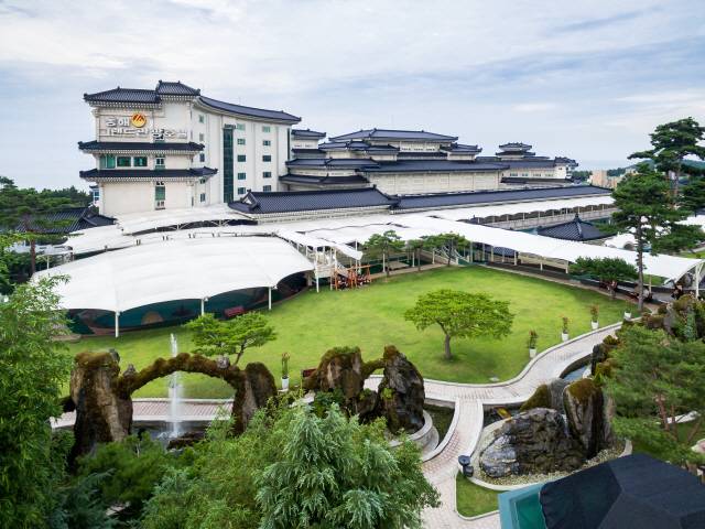 ▲ 최근 문화체육관광부와 한국관광공사로부터 정신적·육체적 건강증진에 도움이 되는 서비스를 제공하는 웰니스관광지로 선정된 망상해변 입구의 동해보양온천컨벤션호텔.