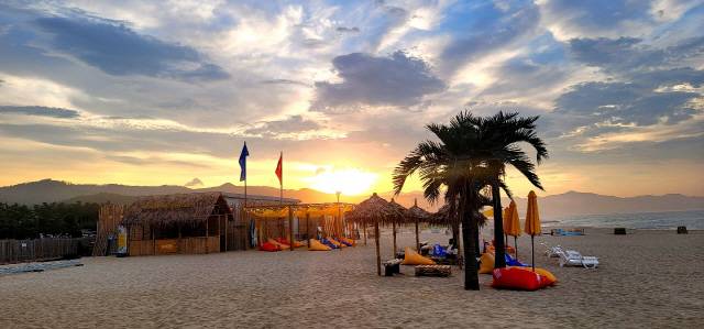 ▲ 망상해변 남쪽끝 지점에 지난 5월 오픈한 서핑비치(나인비치 37ES)