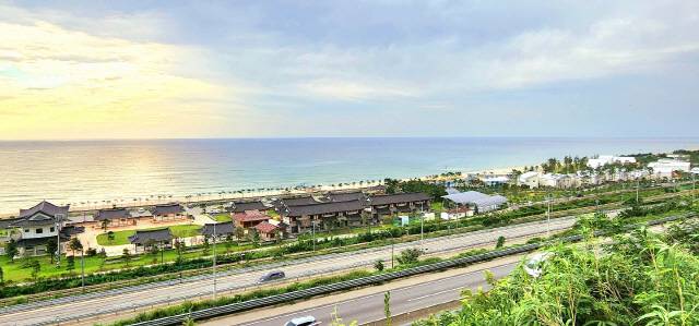 ▲ 동해고속도로 삼척방면 동해휴게소에서 바라본 망상오토캠핑리조트와 5개 종류의 길(동해고속도로·7번국도·영동선철도·바닷길·하늘길)