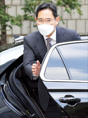 이재용 삼성전자 부회장이 18일 서울중앙지법에서 열린 재판에 출석하기 위해 차에서 내리고 있다.  /연합뉴스