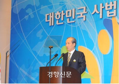 이용훈 대법원장이 2008년 사법부 60주년 행사에서 발언하고 있다. 경향신문 자료사진