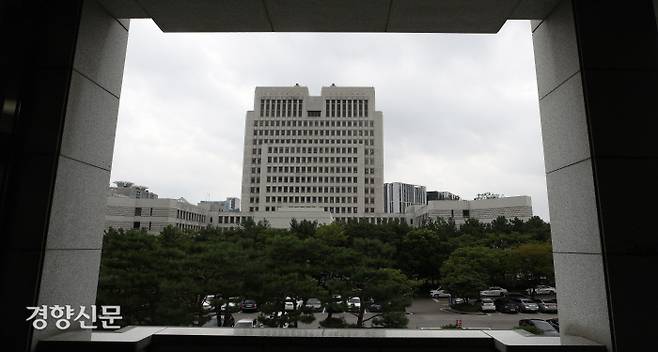 먹구름 일본 전범 기업의 국내 자산 현금화 여부에 대한 대법원의 ‘심리불속행’ 결정 기한인 19일 서울 서초구 대법원 청사 하늘에 먹구름이 끼어 있다. 권도현 기자