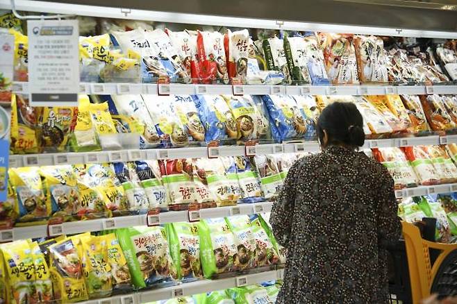 지난 1일 오후 서울 시내의 한 대형마트에서 시민들이 장을 보고 있다. 사진=임형택 기자