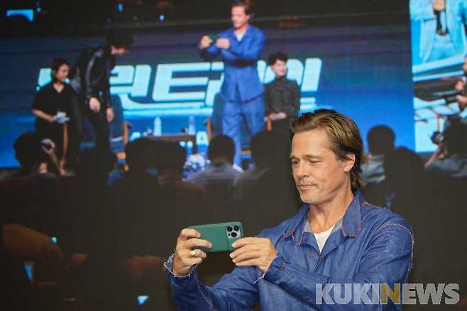 할리우드 배우 브래드피트가 19일 오전 서울 영등포구 여의도 콘래드 호텔에서 열린 '불릿 트레인' 내한 프레스 컨퍼런스에 참석해 취재진들을 찍고 있다.