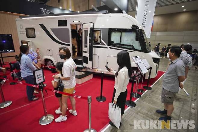 19일 오후 경기 고양시 킨텍스에서 열린 '제61회 MBC건축박람회' 및 '제20회 동아 스포츠·레저산업 박람회'를 찾은 관람객들이 메르세데스-벤츠 스프린터(Sprinter)를 살펴보기 위해 줄을 서고 있다.