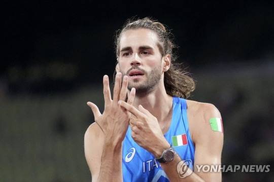 (뮌헨 AP=연합뉴스) 탬베리가 19일(한국시간) 독일 뮌헨에서 열린 2022 유럽육상선수권대회 남자 높이뛰기 결선에서 '청혼 세리머니'를 하고 있다.