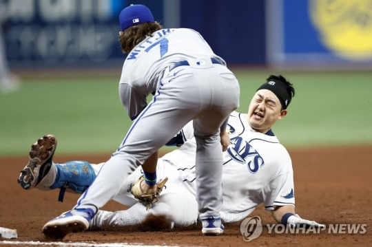 3루로 뛰다 아웃되는 최지만
[AFP=연합뉴스]