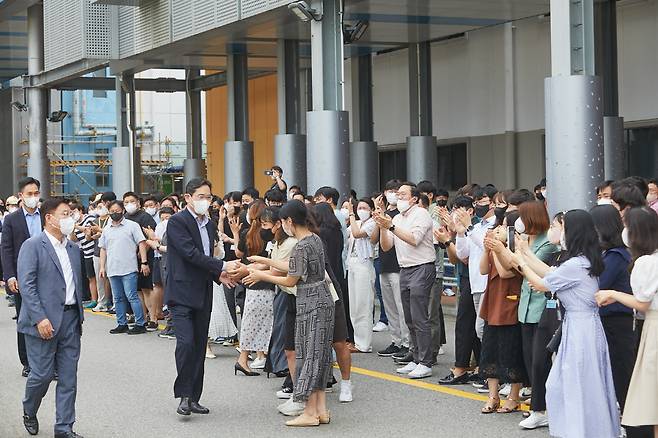 이재용 삼성전자 부회장이 삼성전자 기흥캠퍼스 반도체 R&D단지 기공식에 참석해 임직원들과 인사하고 있다. [사진 출처 = 삼성전자]