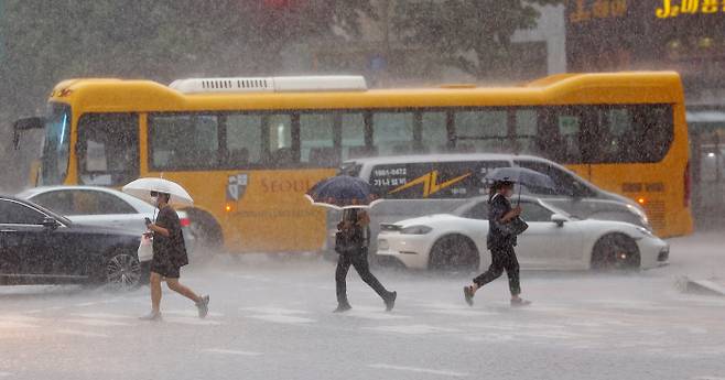 서울 지역에 비가 내린 19일 오후 마포구에서 우산을 쓴 시민들이 길을 지나고 있다. [사진 출처 = 연합뉴스]