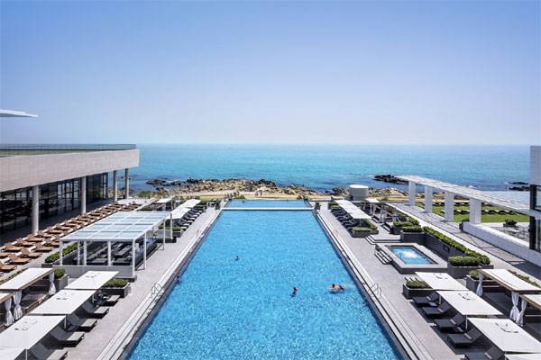 부산 기장 오시리아관광단지에 있는 아난티 힐튼 부산 인피니티 풀 전경. [사진 제공 = 아난티 힐튼 부산]