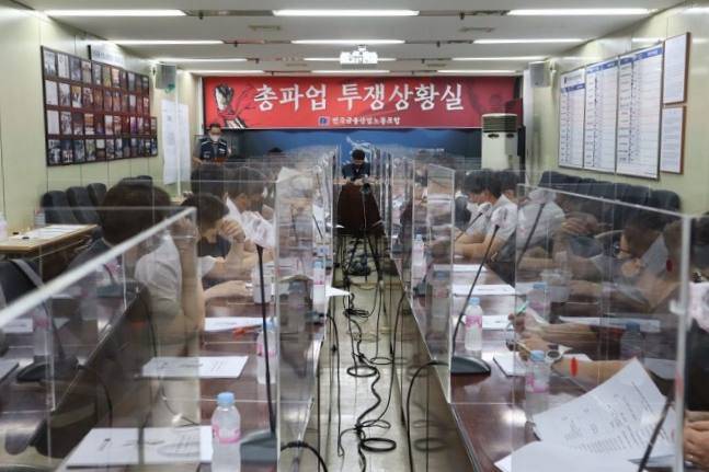금융노조는 19일 오전 8시부터 오후 6시까지 쟁의행위 찬반투표를 진행한 결과 93.4% 찬성률로 파업안을 가결했다고 밝혔다. 사진은 금융노조 총파업 투쟁상황실./사진=전국금융산업노동조합
