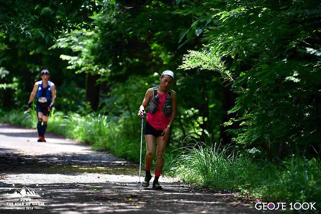 50km 부문에 참가한 한 선수가 지친 발걸음을 옮기고 있다. 30km쯤 가면 다리가 제대로 말을 듣지 않는다. 할 수 있는 방법은 그냥 걷는 것뿐이다