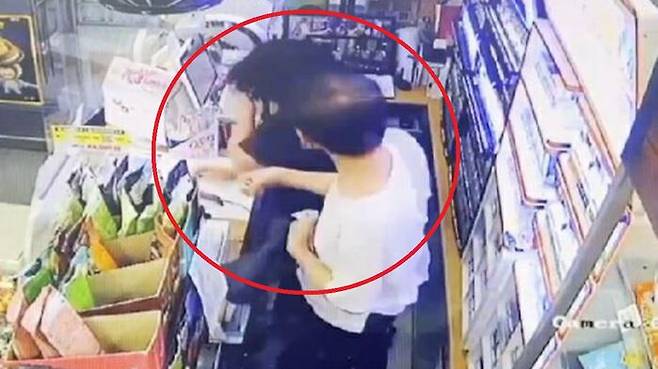 지난 16일 서울 은평구의 한 편의점에서 중년 남성이 마스크 착용을 해달라는 편의점 아르바이트생의 요청에 폭행을 휘두르고 있다. (사진=피해자 A 씨 제공, 연합뉴스)