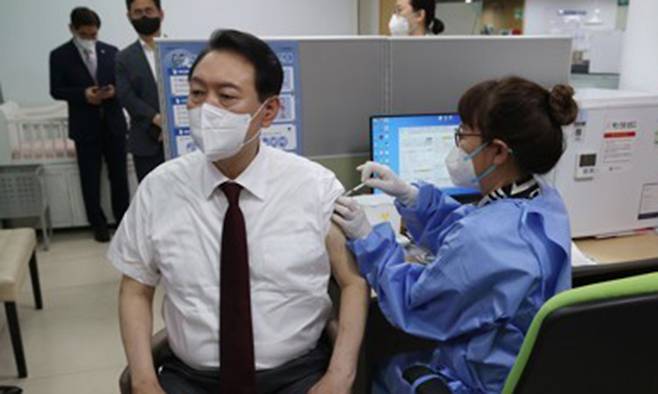 윤석열 대통령(앞줄 왼쪽)이 지나달 13일 서울 중구보건소에서 화이자 백신으로 신종 코로나바이러스 감염증(코로나19) 4차 접종을 하고 있다. 연합뉴스