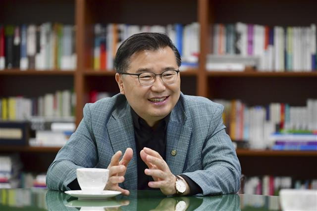 류경기 서울 중랑구청장이 4일 중랑구청 집무실에서 서울신문과 인터뷰를 하며 교육지원경비 확대 및 주택개발 사업 추진 등 민선 8기 핵심 공약을 설명하고 있다.중랑구 제공