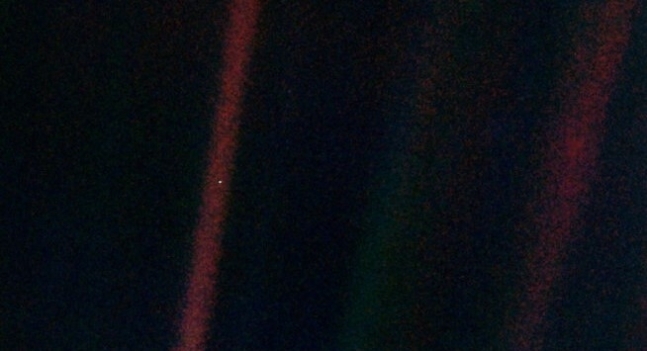 1990년 밸런타인 데이에 60억km 떨어진 명왕성 궤도에서 보이저 1호가 찍은 지구 사진. 한 점 티끌이 70억 인류가 ​사는 지구다. NASA