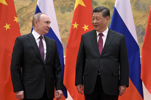 시진핑(오른쪽) 중국 국가주석과 블라디미르 푸틴 러시아 대통령이 2022 베이징 동계 올림픽 개막 당일인 2월 4일 회담에 앞서 사진 촬영을 하고 있다. AFP연합뉴스