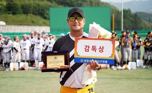 제6회 순창강천산배 전국유소년야구대회 유소년리그(U-13) 청룡 감독상을 받은 권오현 남양주야놀유소년야구단 감독. 사진제공 | 대한유소년야구연맹