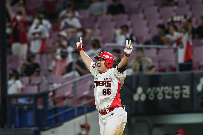 KIA 이창진이 19일 광주 KIA챔피언스필드에서 열린 NC와의 홈경기에서 연장 10회말 1사 1·2루에서 끝내기 홈런을 친 뒤 두 팔 벌려 기뻐하고 있다. KIA 타이거즈 제공