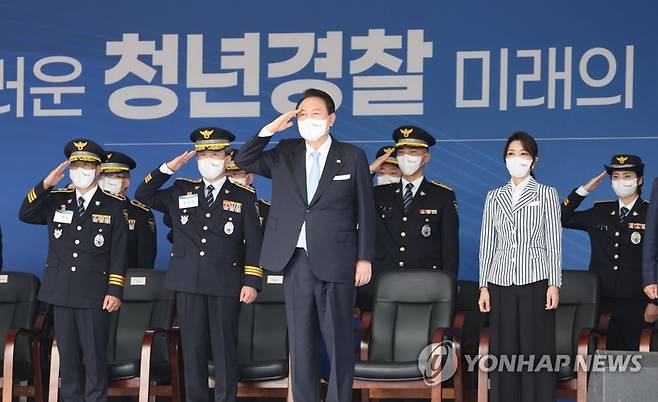 거수경례하는 윤석열 대통령 (충주=연합뉴스) 안정원 기자 = 윤석열 대통령이 19일 충북 충주시 중앙경찰학교에서 열린 310기 졸업식에서 졸업생의 경례에 거수경례로 답하고 있다. 2022.8.19 jeong@yna.co.kr