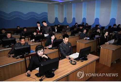 지난 2015년 사이버 강의 듣는 북한 능라곱등어관 종업원들      (서울=연합뉴스) 북한 능라곱등어관(돌고래관) 종업원들이 인터넷 망을 이용한 원격 사이버 교육을 받고 있다고 노동신문이 21일 소개했다. 2015.5.21
    nkphoto@yna.co.kr
(끝)