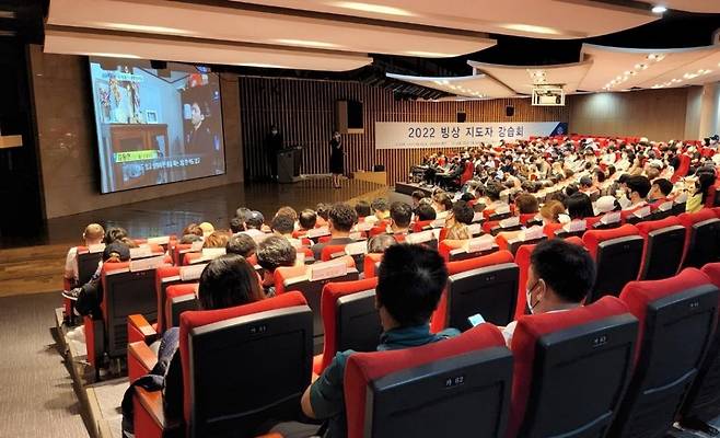 빙상 지도자 강습회 전국 빙상 지도자들이 19일 서울 광운대에서 열린 2022 빙상 지도자 강습회에서 외부 인사의 강의를 듣고 있다. [대한빙상경기연맹 제공. 재배포 및 DB 금지]