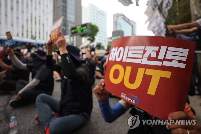 '고공농성투쟁 승리를 위해'  8일 전국민주노동조합총연맹 공공운수사회서비스 노동조합 조합원들이 서울 강남구 하이트진로 본사 앞에서 화물연대 고공농성투쟁 승리 결의대회를 열고 구호를 외치고 있다. 2022.8.18 dwise@yna.co.kr [연합뉴스 자료사진]