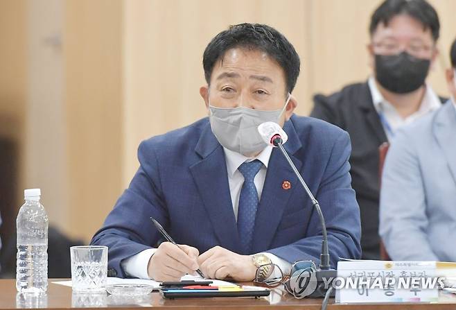 발언하는 이종우 서귀포시장 후보자 (제주=연합뉴스) 민선 8기 제주도의 첫 서귀포시장으로 지명된 이종우 후보자가 18일 제주도의회 행정시장 인사청문특별위원회 회의에 참석해 발언하고 있다. 2022.8.18 [제주도의회 제공. 재판매 및 DB금지] bjc@yna.co.kr