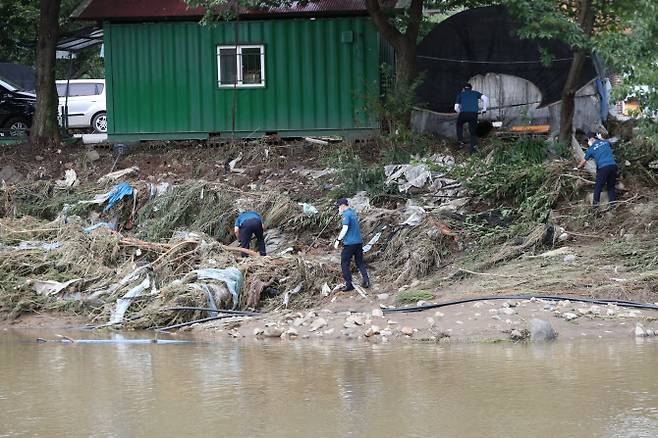 지난 15일 오전 충남 부여군 홍산리 근처 하천에서 경찰들이 전날 새벽 기습 폭우로 실종된 실종자를 찾기 위한 수색을 벌이고 있다 (사진=연합뉴스)