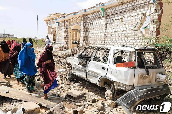 지난 2월16일(현지시간) 소말리아 모가디슈 외곽에서 알샤바브의 공격으로 파괴된 집과 자동차 잔해. 22.02.16 ⓒ AFP=뉴스1 ⓒ News1 김예슬 기자