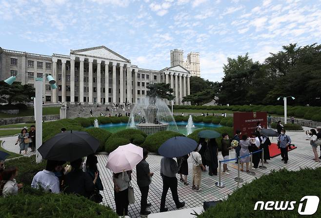 17일 오후 서울 동대문구 경희대학교에서 열린 학위수여식에서 졸업생들이 포토존에서 사진을 찍기 위해 줄을 서 있다. 2022.8.17/뉴스1 ⓒ News1 신웅수 기자
